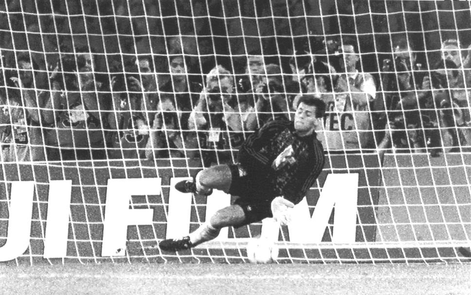 Mondiali Italia 90. Semifinale Argentina-Italia 1 1 (finita 4-3 ai rigori). Il portiere argentino Goycochea para il rigore di Aldo Serena